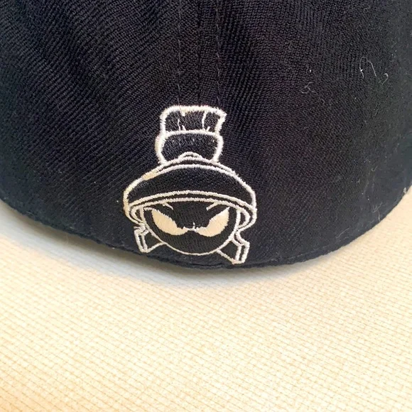 Looney Tunes Black Hat/Adult - Picture 2 of 4